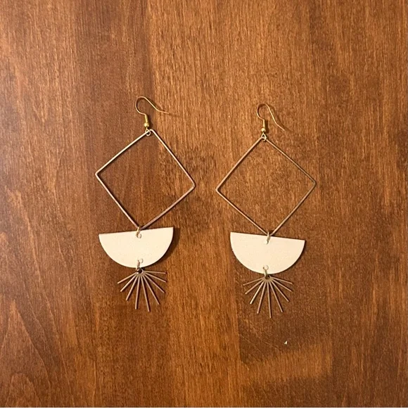 4” Never Worn Lightweight Dangle gold earrings local boutique‼️must bundle ‼️ - Picture 7 of 8